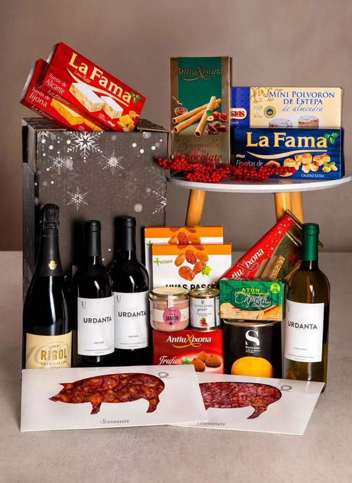 Lote de Navidad con embutido ibérico, vinos y turrones