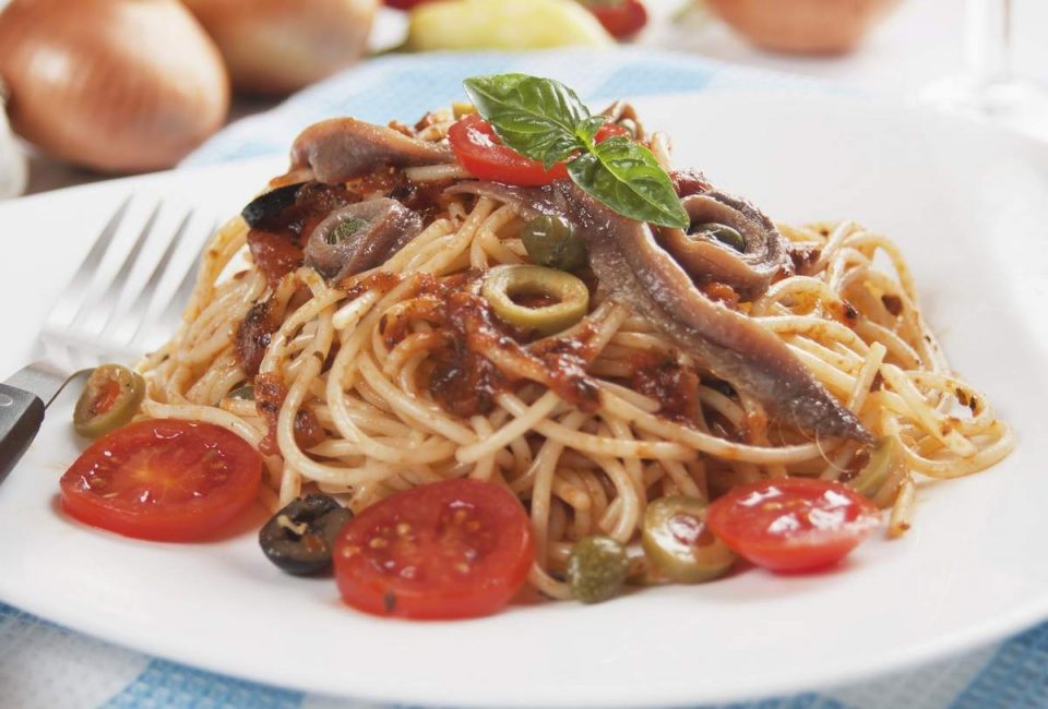 pasta con anchoas alla puttanesca